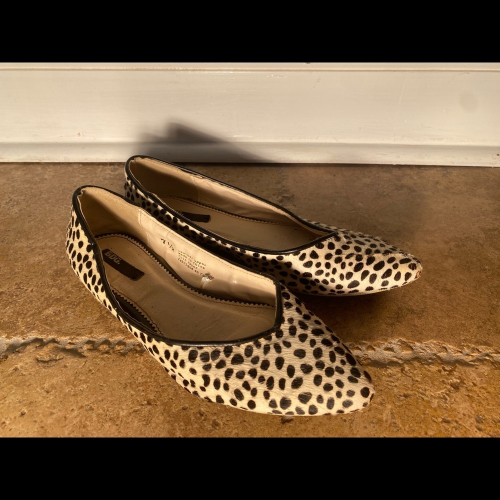 BDG black and white felt flats